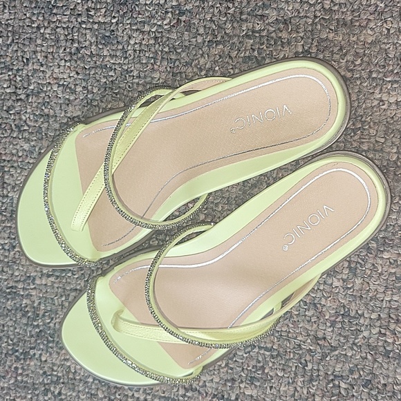 Almost new Vionic size 9 sandal - Picture 3 of 9